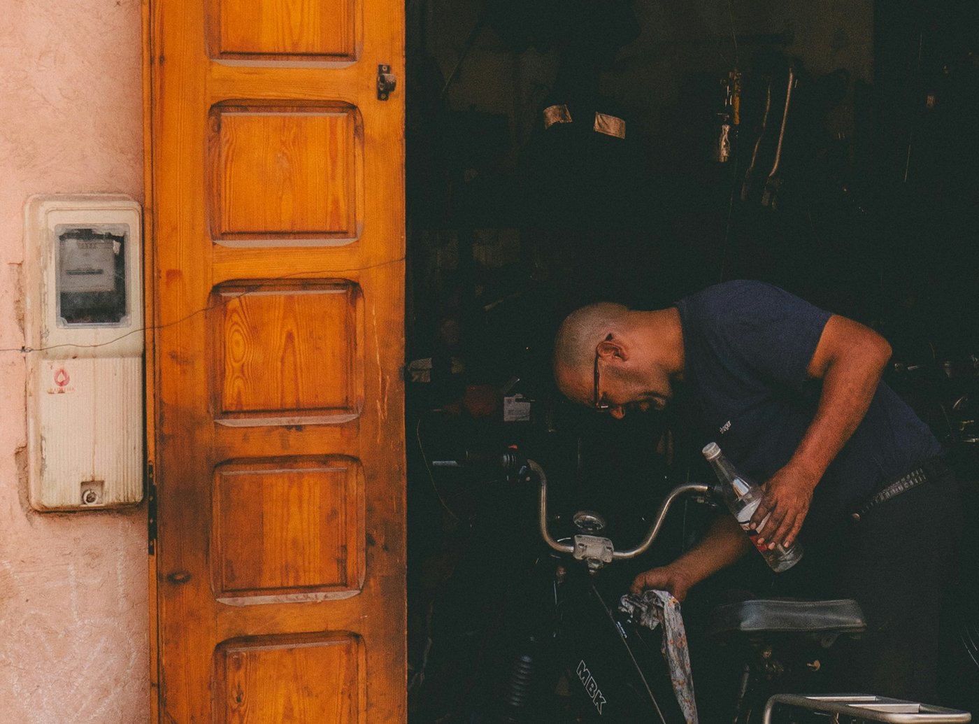 Workshop photography for A Compression Gauge